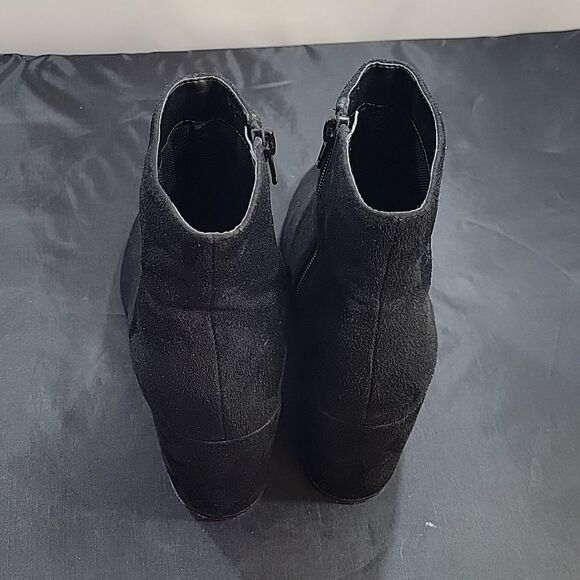 SO ME RAIA SUED SIDE ZIPPER CLOSURE POINTED TOE WOMEN"S BLOCK HEEL ANKLE BOOTIE - Picture 5 of 16